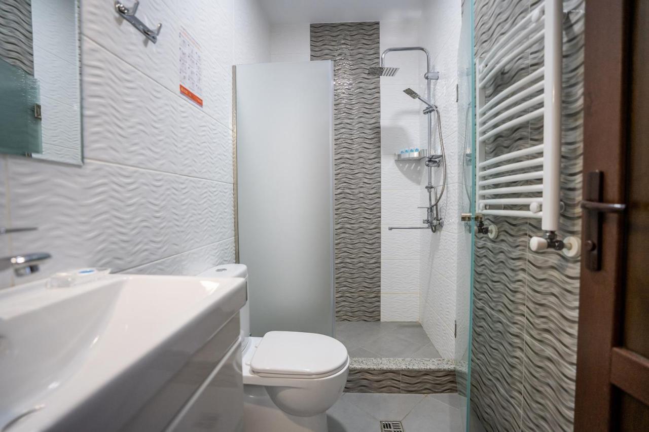 Siberia Hotel Tbilisi Buitenkant foto A wet room