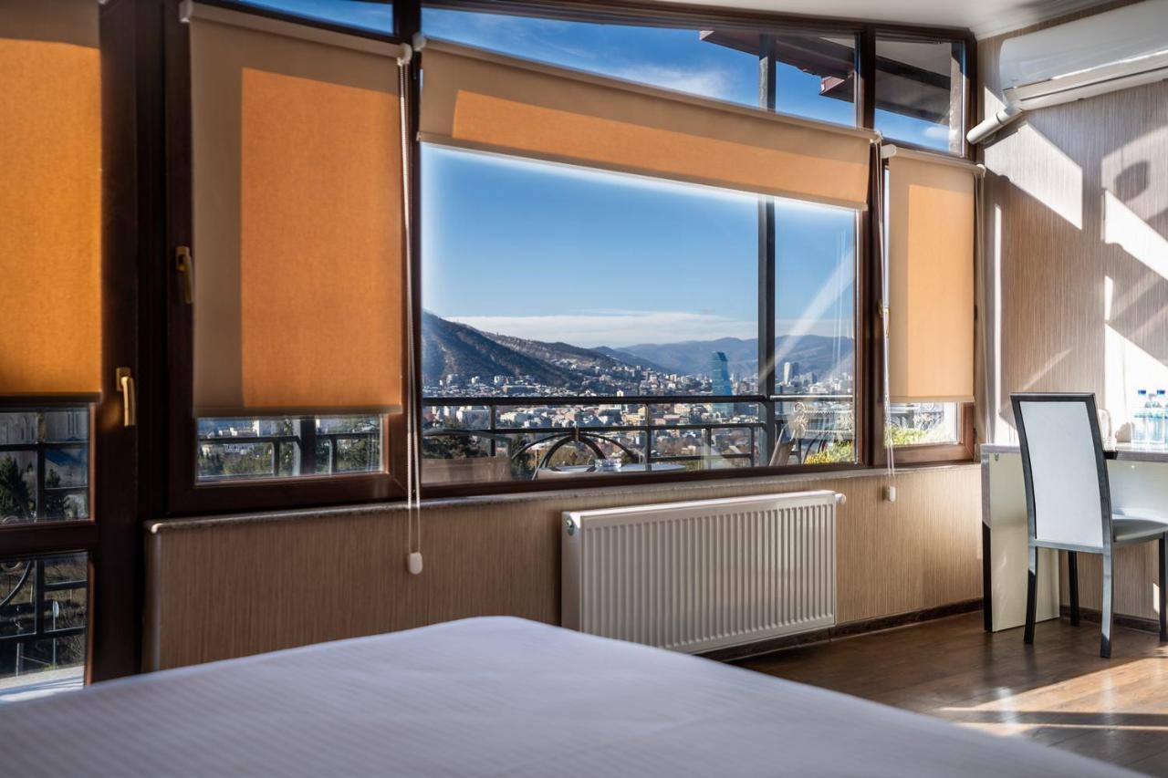 Siberia Hotel Tbilisi Buitenkant foto A room at the hotel