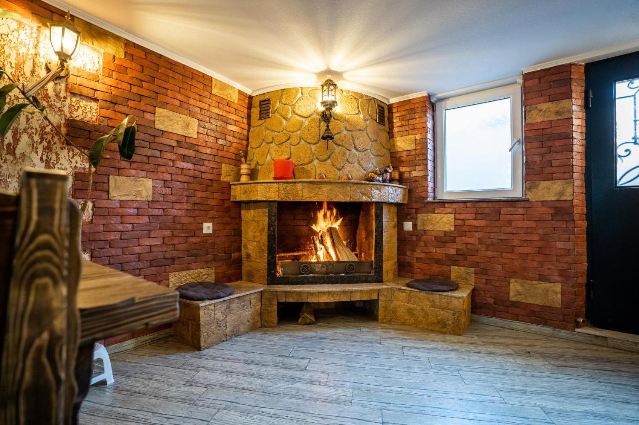 Siberia Hotel Tbilisi Buitenkant foto A fireplace in a home