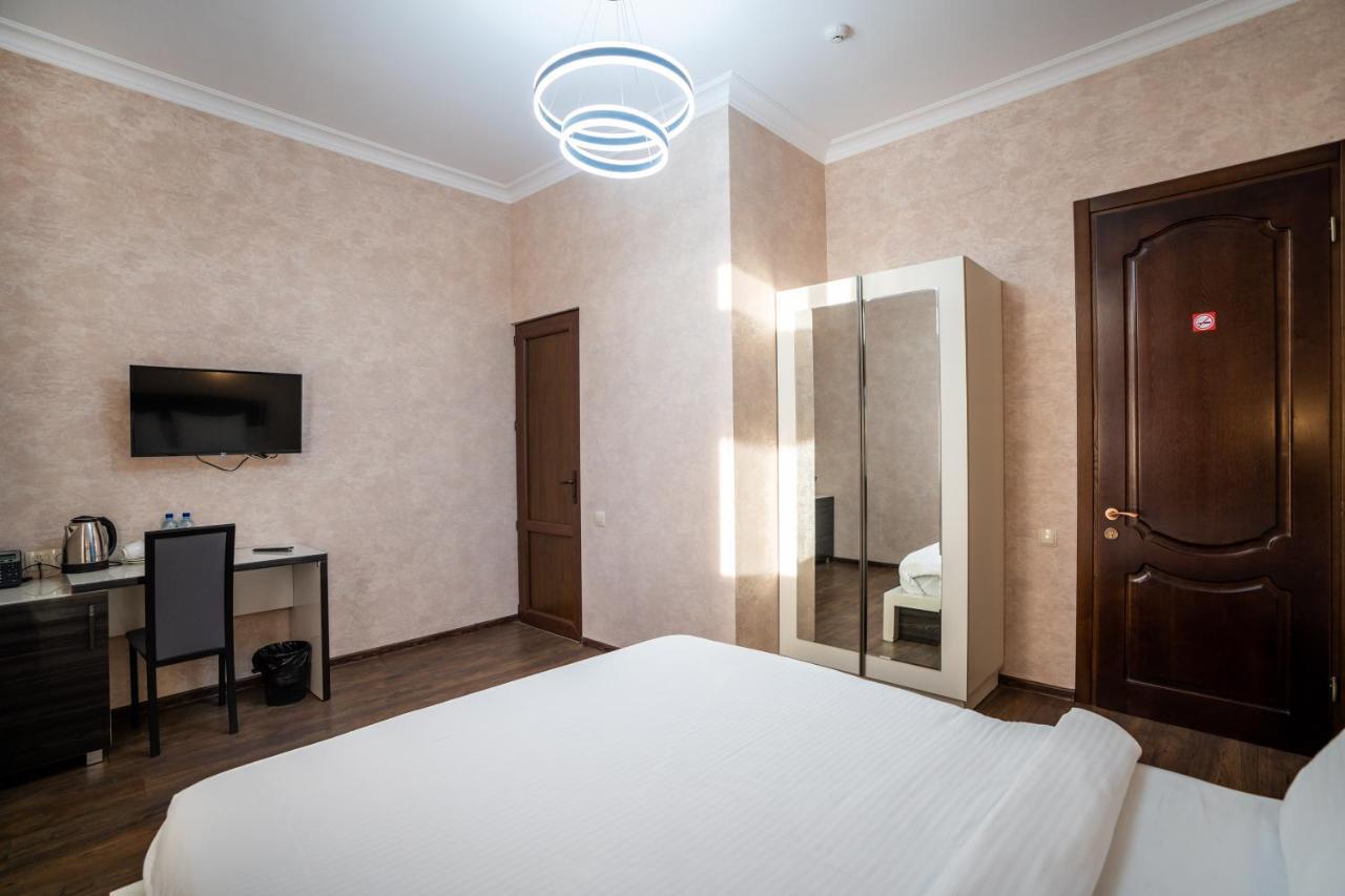 Siberia Hotel Tbilisi Buitenkant foto A room at the hotel