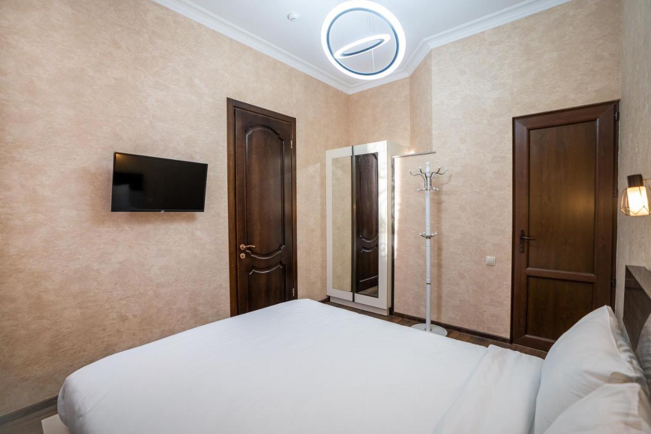 Siberia Hotel Tbilisi Buitenkant foto A bedroom in a hotel