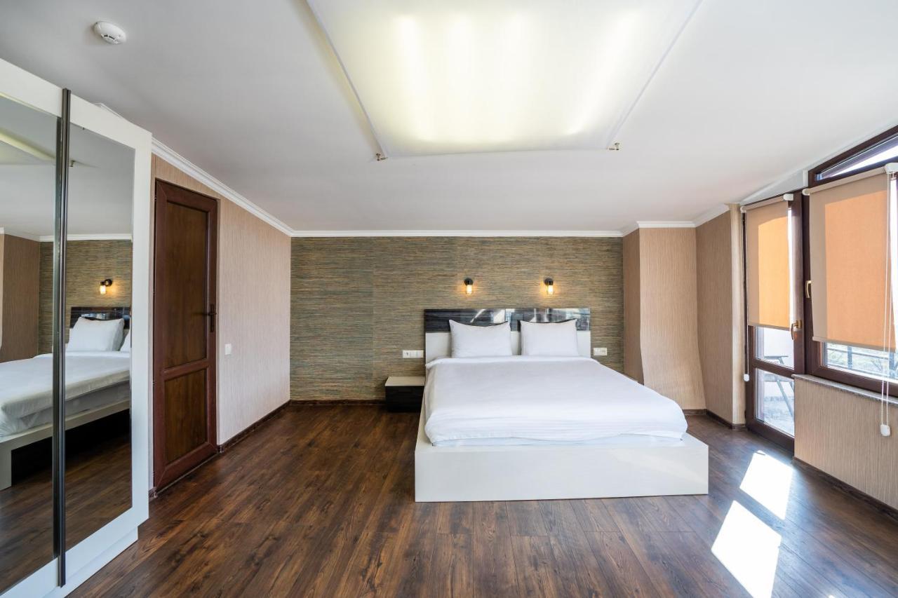 Siberia Hotel Tbilisi Buitenkant foto A bedroom at the hotel