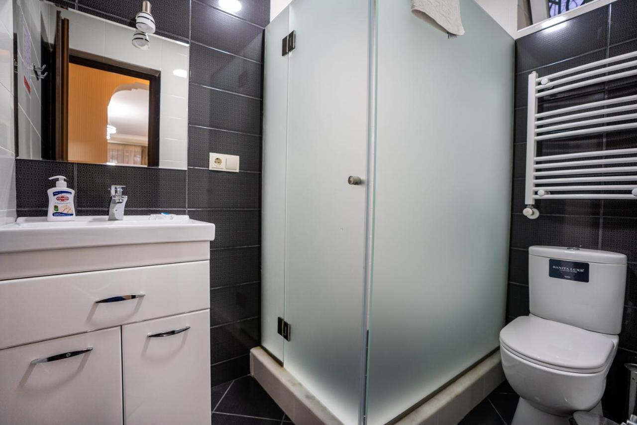 Siberia Hotel Tbilisi Buitenkant foto A shower enclosure