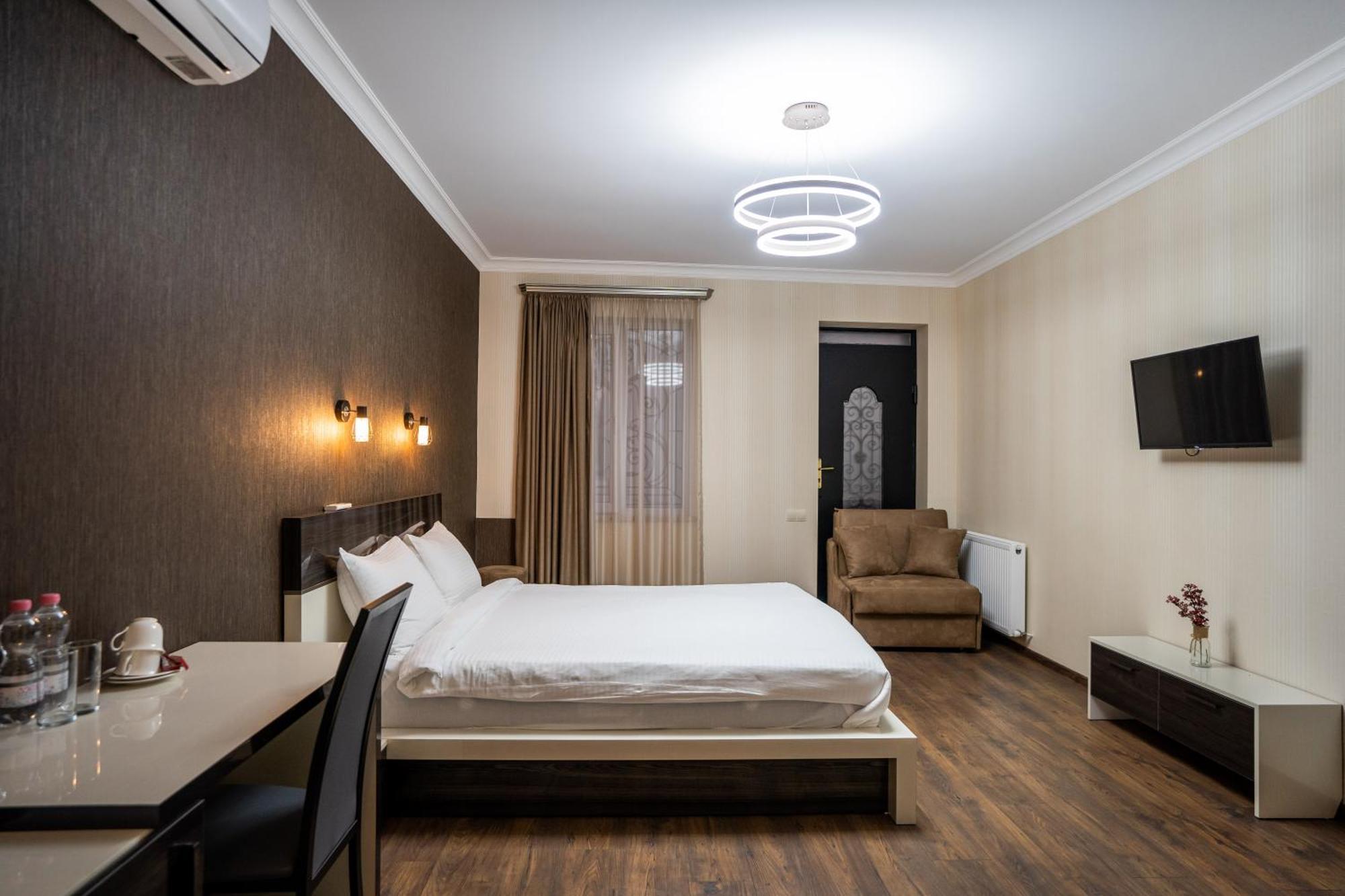 Siberia Hotel Tbilisi Buitenkant foto A room at the hotel