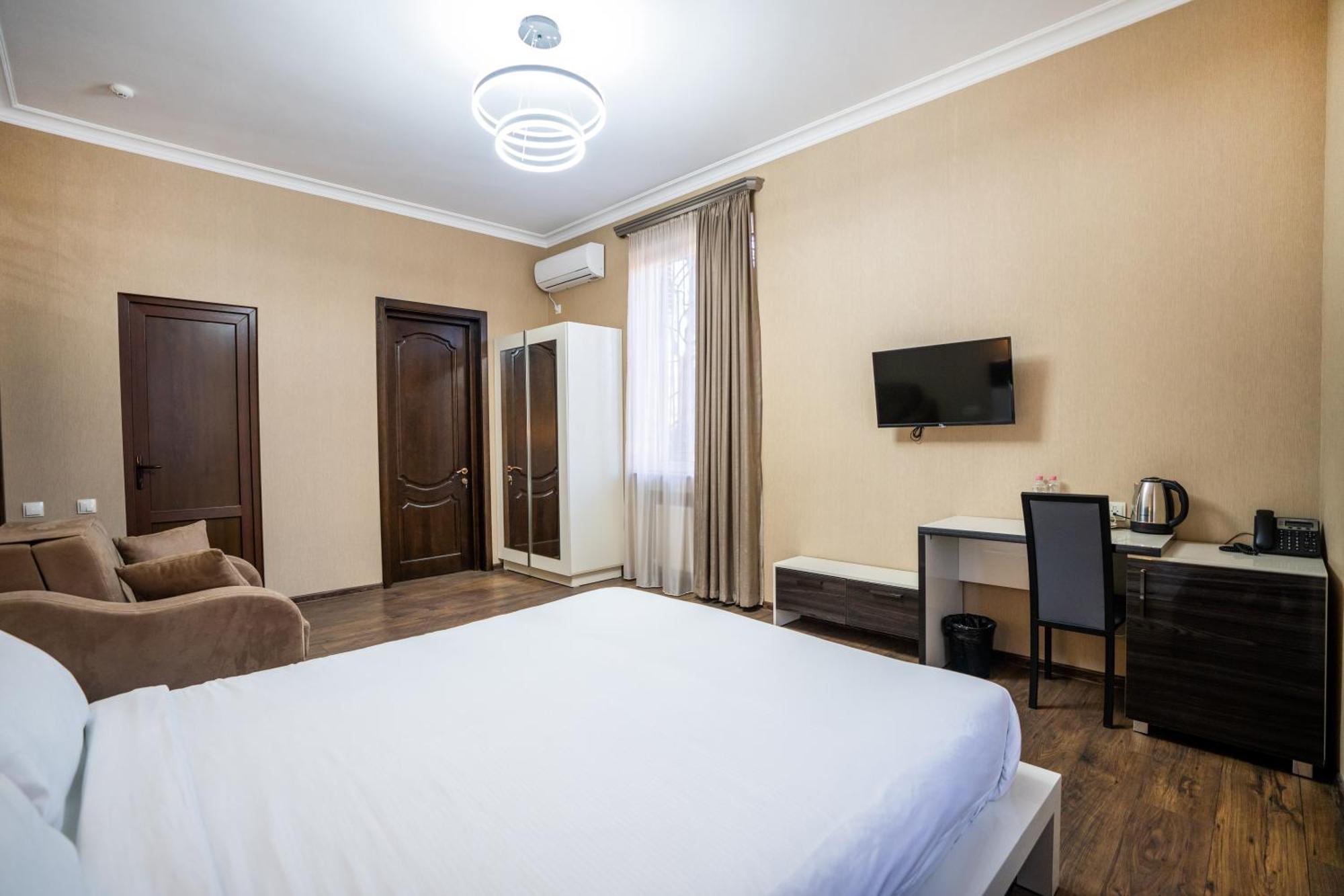 Siberia Hotel Tbilisi Buitenkant foto A room at the hotel