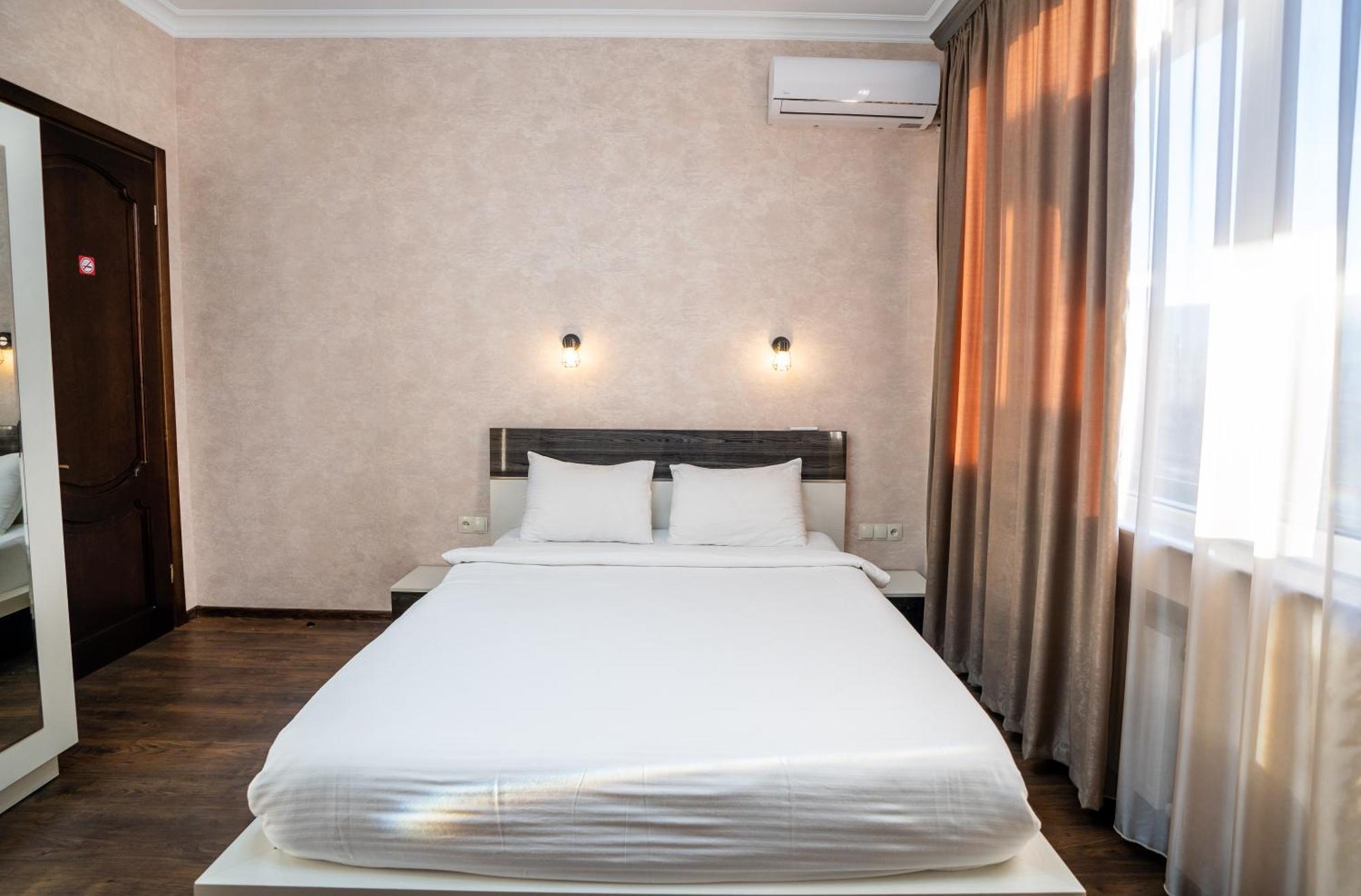 Siberia Hotel Tbilisi Buitenkant foto A bedroom